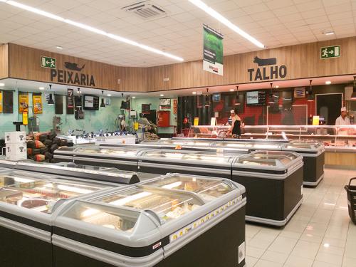 Área de congelados, talho e peixaria
