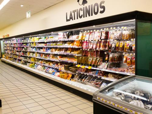 Mural refrigerado de laticínios e charcutaria