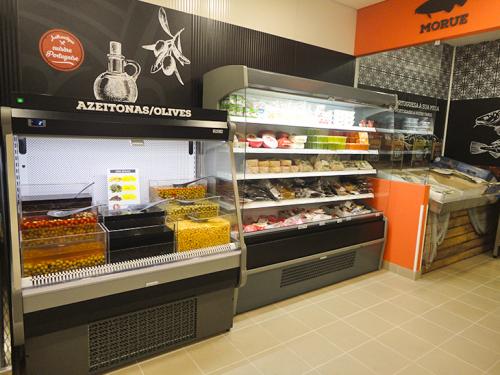 Exposição de bacalhau e charcutaria